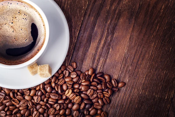 Tasse Kaffeebohnen aus Holz — Stockfoto