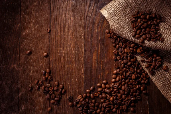 Granos de café fondo de madera — Foto de Stock