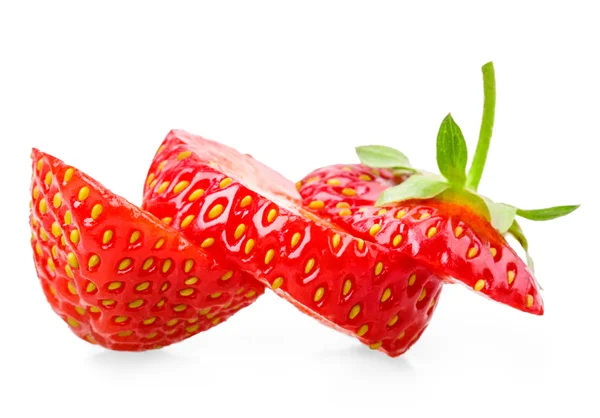 Gehackte Erdbeeren isoliert auf weißem Hintergrund — Stockfoto