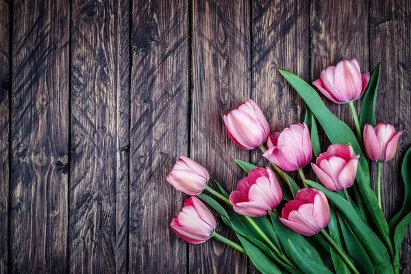 Цветы тюльпаны на деревянном — стоковое фото