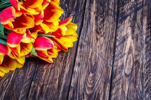 Цветы тюльпаны на деревянном — стоковое фото