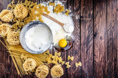 makarna un, yumurta, elek kurulu