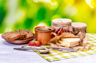 Çilek reçeli cam süt ekmek tereyağı