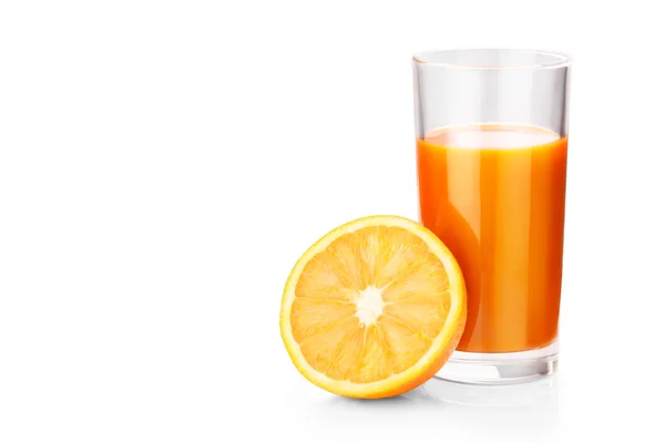 Oranžová šťáva izolovaná na bílém — Stock fotografie