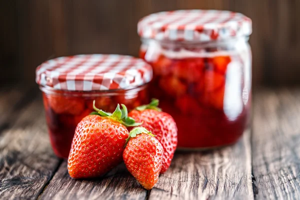 Jahodová marmeláda na dřevěné — Stock fotografie