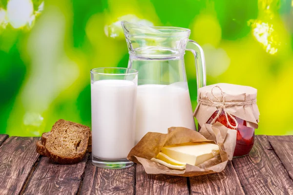 Mermelada de fresa vaso de leche mantequilla de pan — Foto de Stock