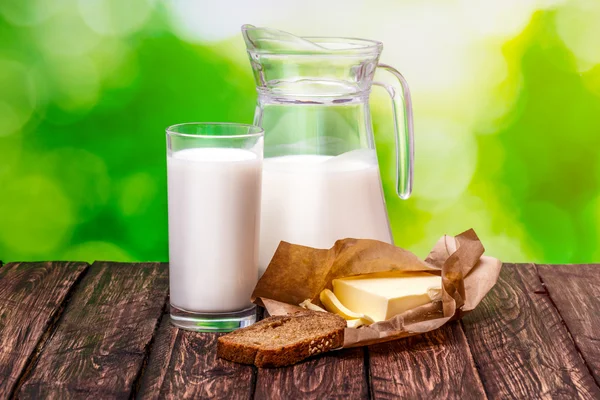 Glass of milk on a wooden table Nature Blur — Stock Photo, Image