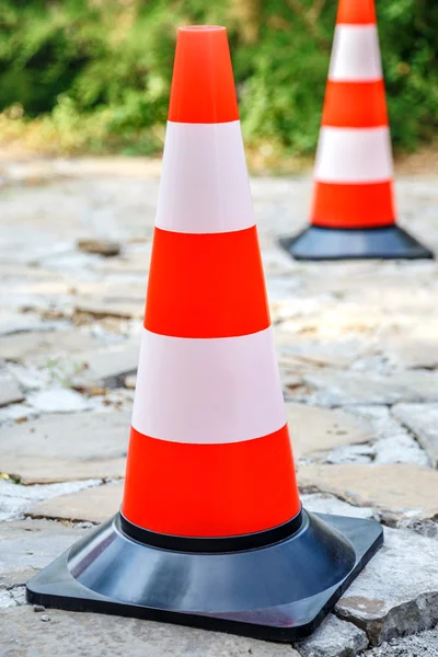 Zwei Verkehrskegel — Stockfoto