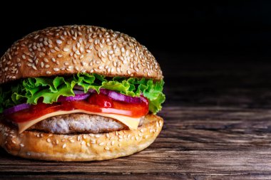 ahşap arka plan üzerinde Burger