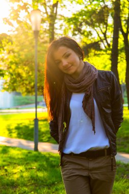 Kız park güneşli portre