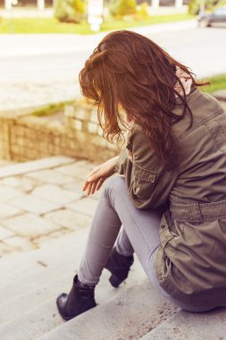 yalnız oturan kadın