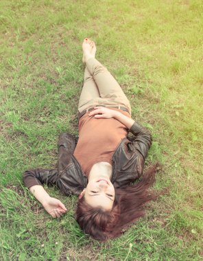 Kız çimenlerde yatıyor.