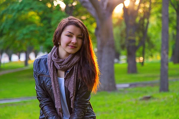 Meisje in het park zonnige portret — Stockfoto
