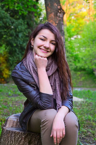 Menina no parque — Fotografia de Stock