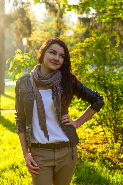 Meisje in het park zonnige portret — Stockfoto