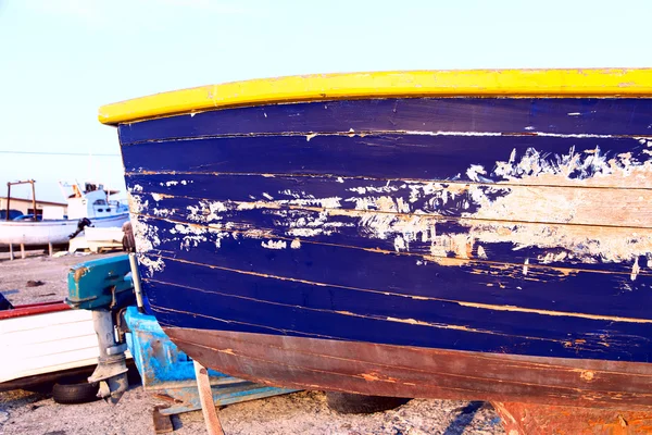 Barco na costa — Fotografia de Stock