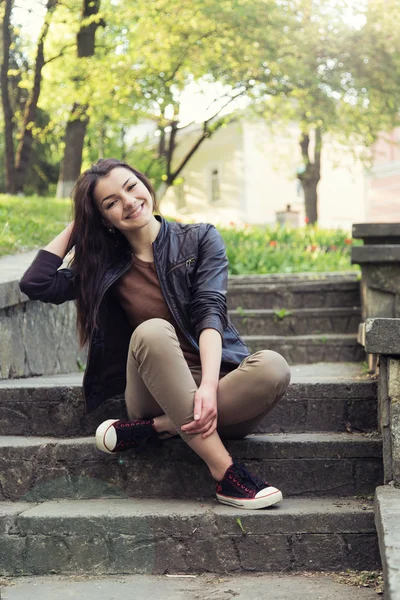 Jovem sentada nas escadas — Fotografia de Stock