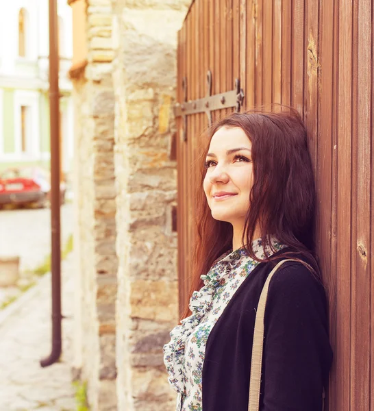 Donna faccia glamour porta esterna in legno — Foto Stock