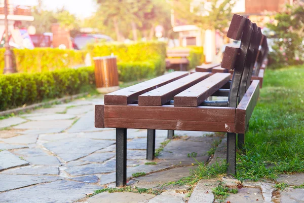 Banc de parc herbeux — Photo