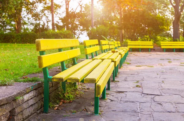 Gräs parkbänk — Stockfoto