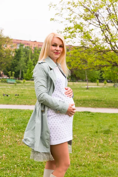 Gravid kvinna på en solig dag utomhus — Stockfoto