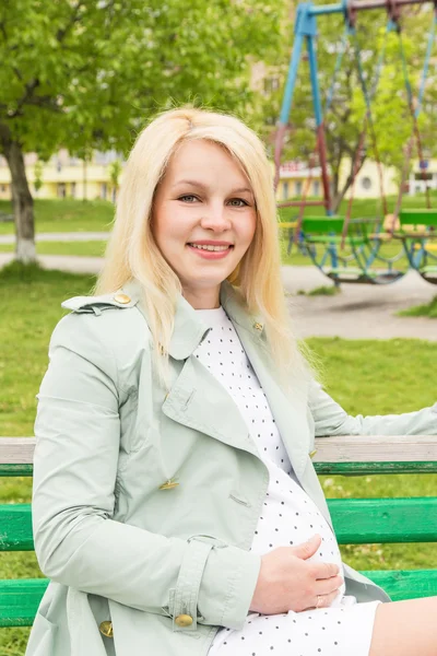 Gravid kvinna sittande bänk park — Stockfoto