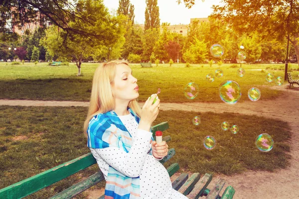 Gravid park blåser bubblor — Stockfoto