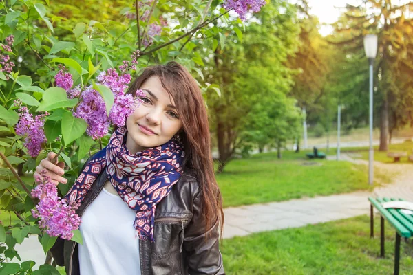 Lila Park kvinna — Stockfoto