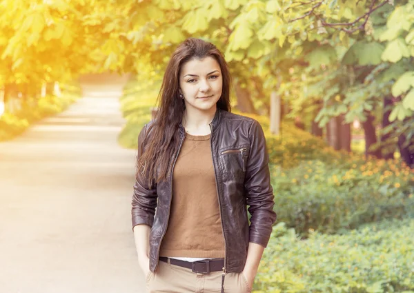 Mooie jonge vrouw outdoor portret — Stockfoto