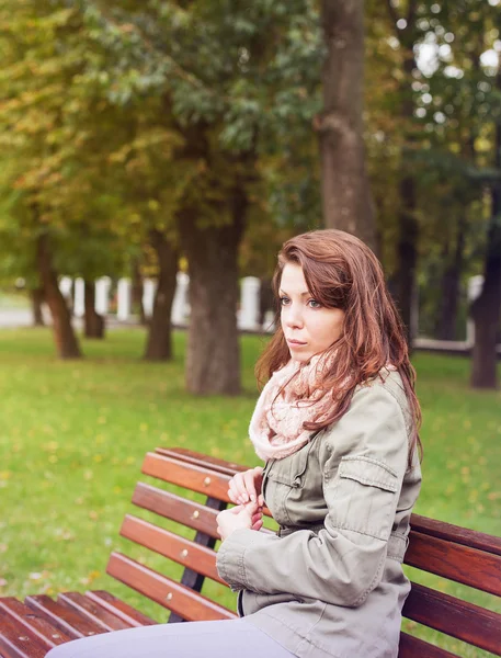 Vrouw vergadering Bank buiten — Stockfoto