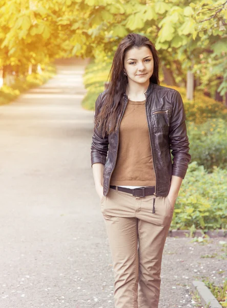 Mooie jonge vrouw outdoor portret — Stockfoto