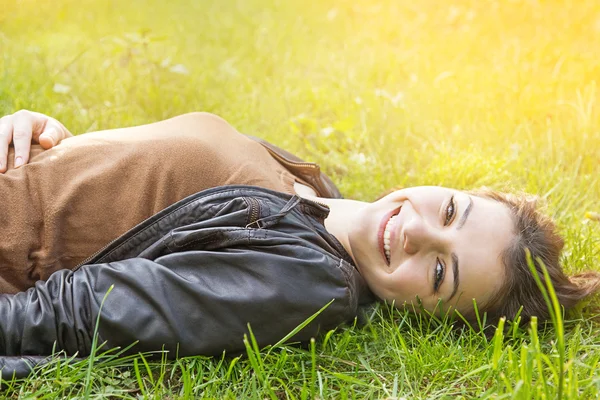 Meisje liggend op het gras — Stockfoto