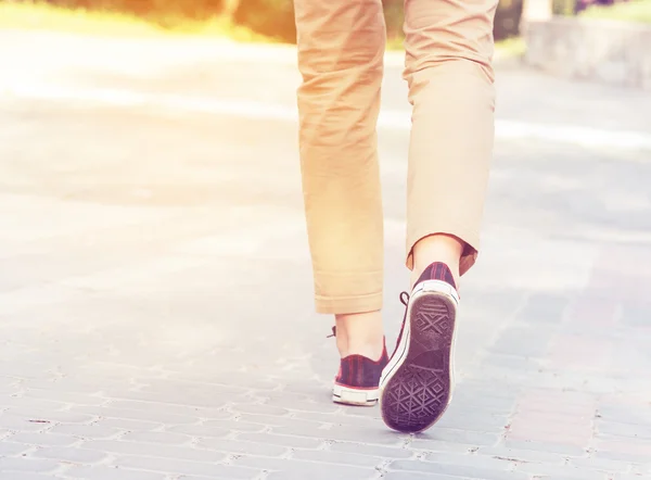 Mujer caminando — Foto de Stock