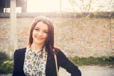 güneşli bir kadın portresi 