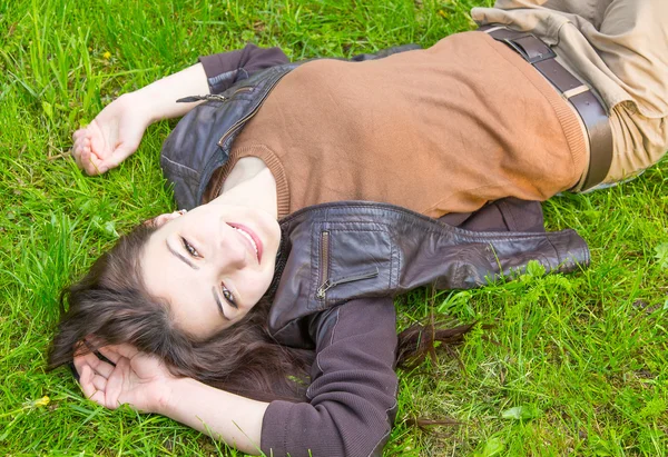 Meisje liggend op het gras — Stockfoto