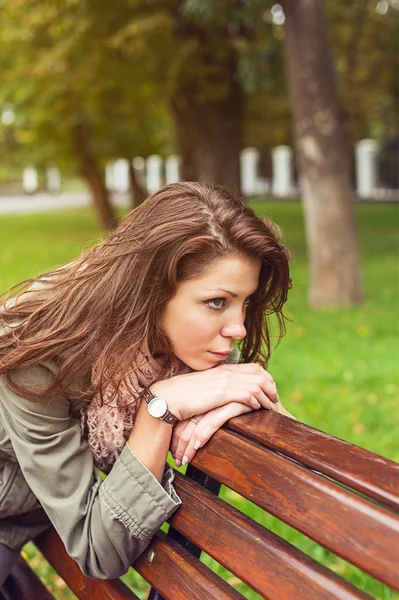 Woman sitting bench outside — Stock Photo, Image