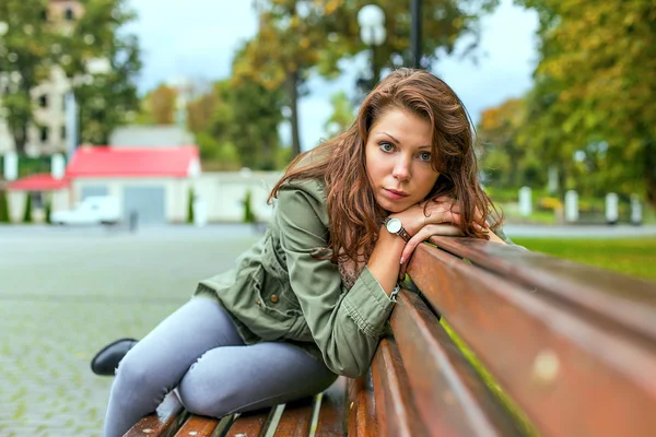 Woman sitting bench outside — Stock Photo, Image