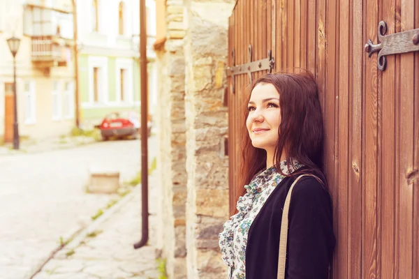 Женщина лицом гламурная наружная деревянная дверь — стоковое фото