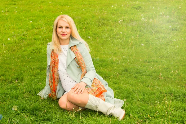 Pregnant woman park grass — Stock Photo, Image