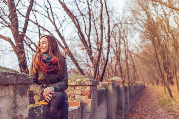 Park vrouw herfst pad — Stockfoto