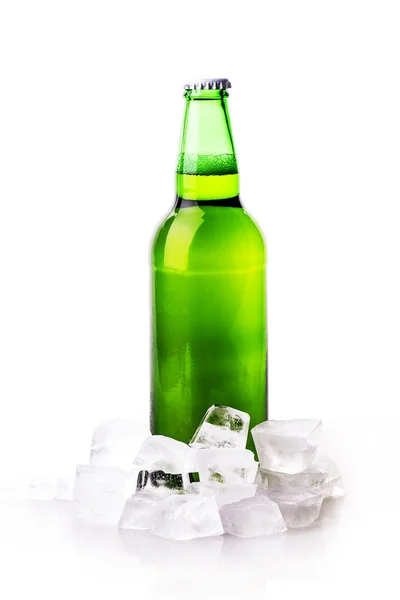 Botella de cerveza en cubos de hielo — Foto de Stock