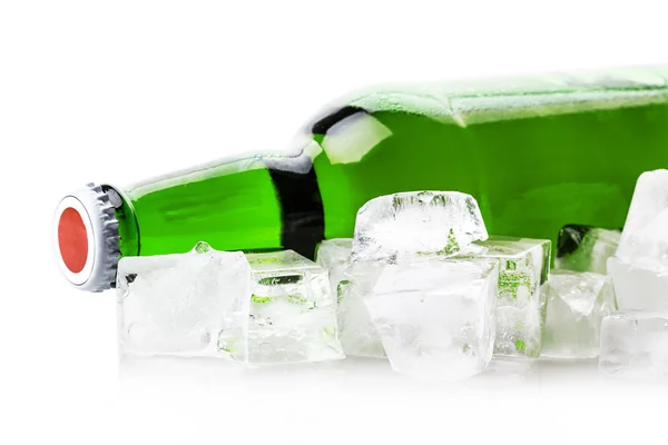 Bottiglia di birra in cubetti di ghiaccio — Foto Stock