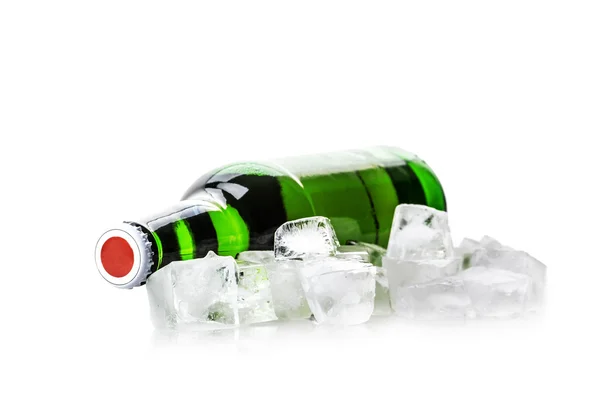 Pivní láhev v ledových kostek — Stock fotografie