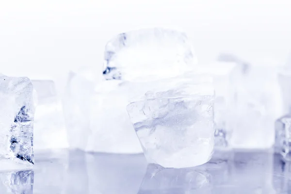 Лед на белом — стоковое фото
