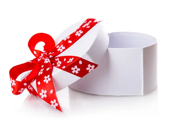 Beyaz hediye kalp kutu — Stok fotoğraf