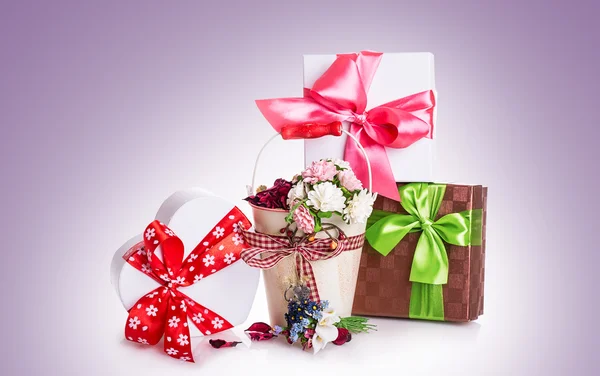 Flores caja de regalo lazo cinta — Foto de Stock