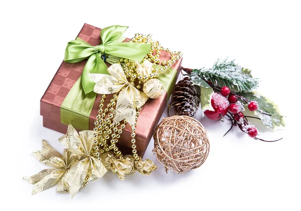 Geschenk box pine cone kralen boog — Stockfoto