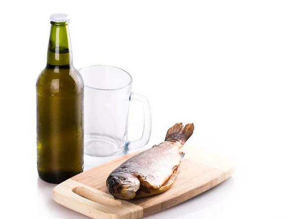 Wędzone ryby szklane butelki piwa — Zdjęcie stockowe