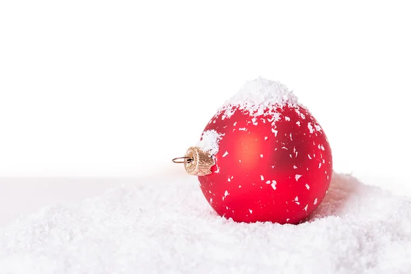 Juleball i snøen – stockfoto