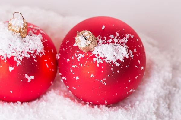 Dos bolas de Navidad en la nieve —  Fotos de Stock